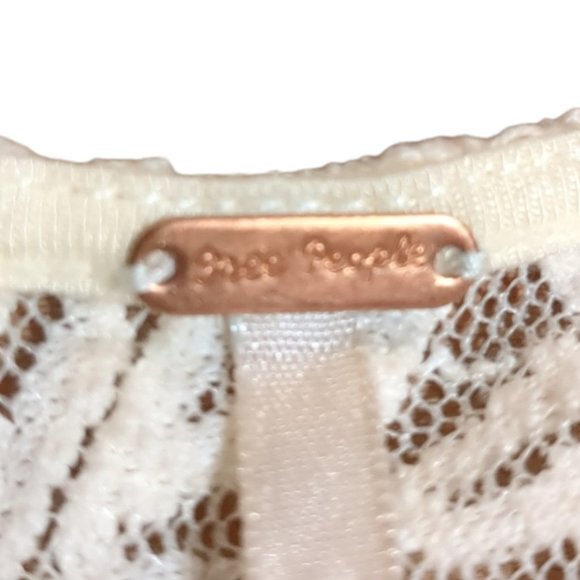 Woman's XS/TP Free People White Lacy Floral over lay with built in slip - Picture 3 of 4